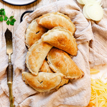 CHEESE AND ONION PASTY RECIPE: VEGETARIAN PASTIES
