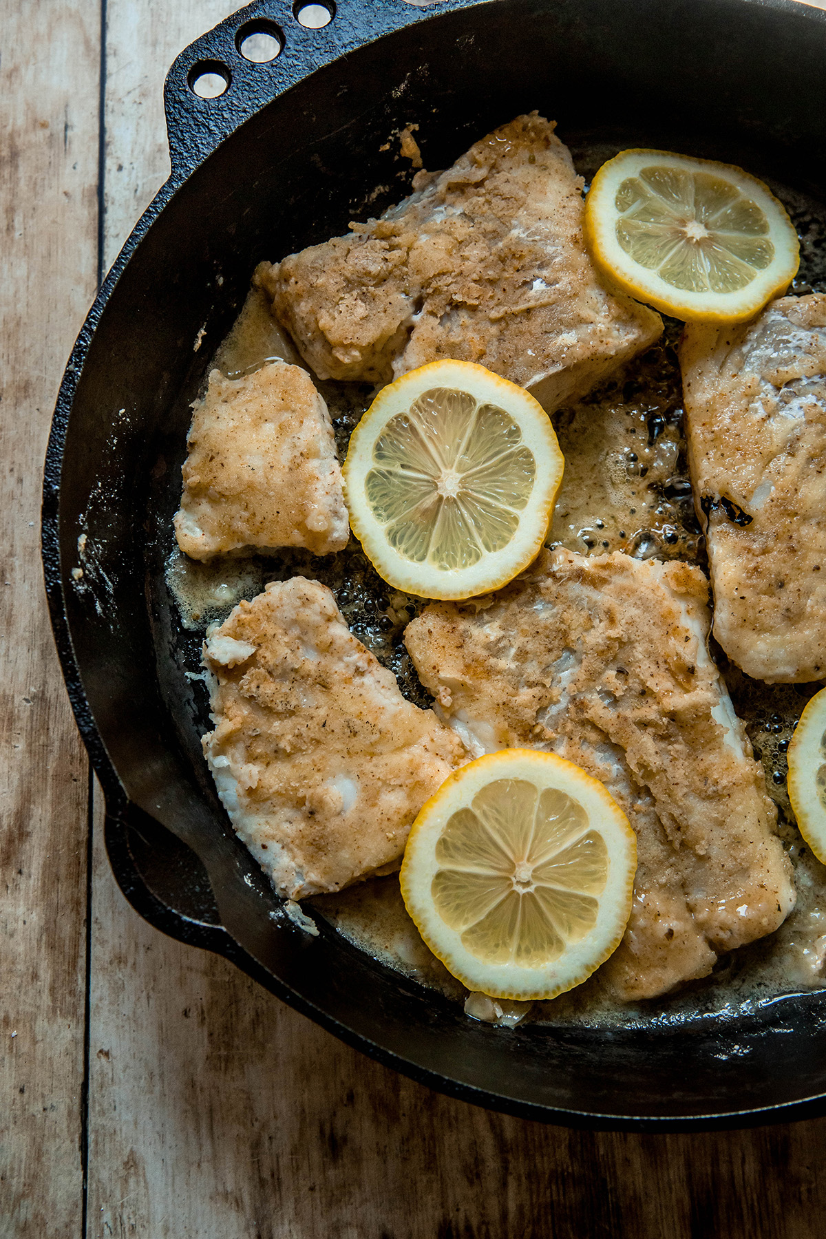 Easy Mediterranean Cod: Baked Fish Recipe with Lemon slices